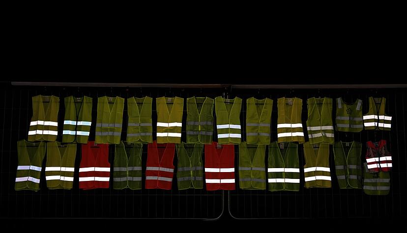 Der Warnwesten-Test des ADAC zeigt deutliche Unterschiede bei der Retroreflexion.