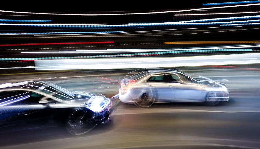 Geblinkt und doch nicht abgebogen: Entscheidet sich der Vordermann wider Erwarten um, können andere Verkehrsteilnehmer mithaften, falls es zum Crash kommt. Geblinkt und doch nicht abgebogen: Entscheidet sich der Vordermann wider Erwarten um, können andere Verkehrsteilnehmer mithaften, falls es zum Crash kommt.