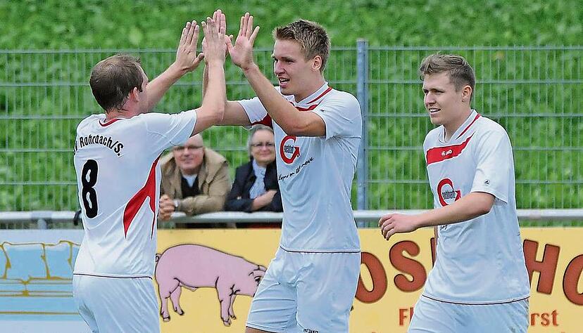 Wieder mal im Mittelpunkt: Jonas Scheurer (Mitte) erzielte beim 5:0-Heimerfolg des SV Rohrbach gegen den TSV Helmstadt drei Tore.Foto: Archiv/Kr&uuml;ger