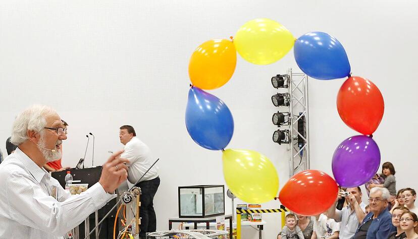 "Physik muss knallen." Dies stellte bei faszinierenden Vorführungen in der Aula der Physikprofessor Kurt Rauschnabel unter Beweis. Fotos: Andreas Veigel "Physik muss knallen." Dies stellte bei faszinierenden Vorführungen in der Aula der Physikprofessor Kurt Rauschnabel unter Beweis. Fotos: Andreas Veigel