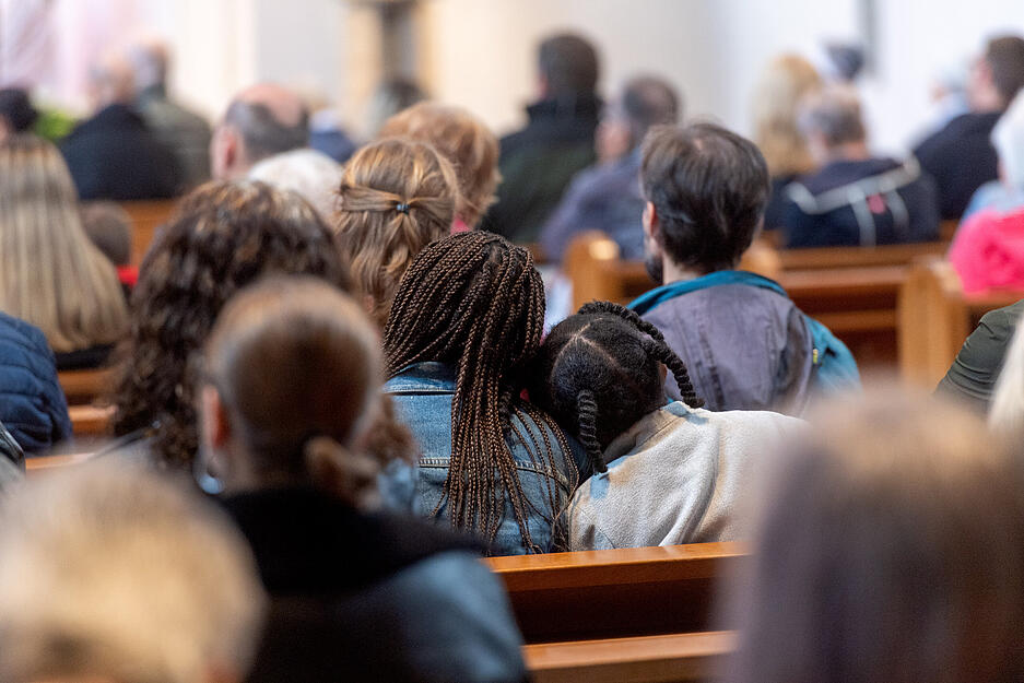 Am Ostersonntag hatte Papst Franziskus vor Zehntausende Gläubigen noch den Segen Urbi et Orbi gespendet. Dabei wirkte er bereits sehr geschwächt.