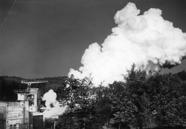 Europa-Rakete Ariane besteht Reifeprüfung. Vom Weltraumbahnhof im Herzen von Franken startet die zweite Triebwerkstufe der Trägerrakete erfolgreich. Über dem Hardthäuser Wald bildet sich eine große Wasserdampfwolke. Europa-Rakete Ariane besteht Reifeprüfung. Vom Weltraumbahnhof im Herzen von Franken startet die zweite Triebwerkstufe der Trägerrakete erfolgreich. Über dem Hardthäuser Wald bildet sich eine große Wasserdampfwolke.