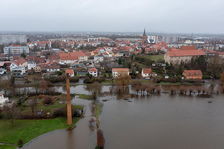 Angesichts der heftigen Niederschläge der vergangenen Tage steigt in verschiedenen deutschen Regionen die Hochwassergefahr.