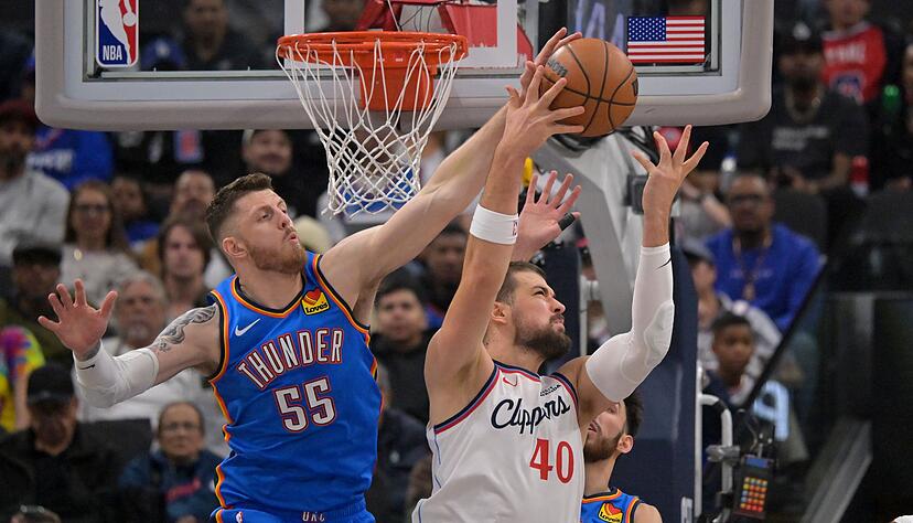 Isaiah Hartenstein (l) zeigte gegen sein Ex-Team vollen Einsatz. Isaiah Hartenstein (l) zeigte gegen sein Ex-Team vollen Einsatz.