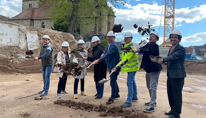 Lange hat es gedauert, jetzt wurde der erste Spatenstich f&uuml;r das neue Gemeindehaus der evangelischen Kirchengemeinde Kochendorf gesetzt.