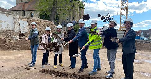 Lange hat es gedauert, jetzt wurde der erste Spatenstich f&uuml;r das neue Gemeindehaus der evangelischen Kirchengemeinde Kochendorf gesetzt.