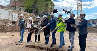 Lange hat es gedauert, jetzt wurde der erste Spatenstich f&uuml;r das neue Gemeindehaus der evangelischen Kirchengemeinde Kochendorf gesetzt.