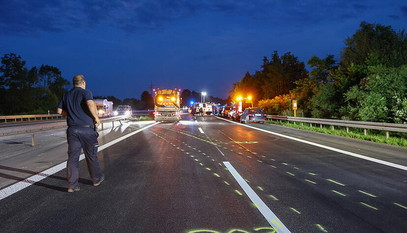 dpatopbilder - 18.06.2024, Baden-Württemberg, Epfendorf: Markierungen zeigen den Weg des Unfallautos. Die Polizei hat in einem Unfallauto auf der A81 in Baden-Württemberg außer dem schwerstverletzten Fahrer noch eine Leiche auf der Rückbank entdeckt. Ein mögliches Gewaltverbrechen werde geprüft. Foto: Förster/Südwestdeutsches Mediennetzwerk/dpa +++ dpa-Bildfunk +++ dpatopbilder - 18.06.2024, Baden-Württemberg, Epfendorf: Markierungen zeigen den Weg des Unfallautos. Die Polizei hat in einem Unfallauto auf der A81 in Baden-Württemberg außer dem schwerstverletzten Fahrer noch eine Leiche auf der Rückbank entdeckt. Ein mögliches Gewaltverbrechen werde geprüft. Foto: Förster/Südwestdeutsches Mediennetzwerk/dpa +++ dpa-Bildfunk +++