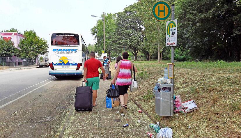 An den Haltestellen der Fernbusse in der Hafenstraße muss man hart im Nehmen sein: keine Sitzgelegenheit, keine Toilette, überfüllte Mülleimer. Foto: Andreas Veigel