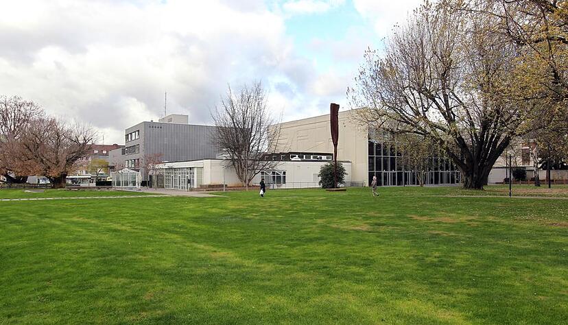 Auf dem Parkgelände neben der Harmonie soll im Sommer 2018 das neue Hotel stehen. Foto: Andreas Veigel Auf dem Parkgelände neben der Harmonie soll im Sommer 2018 das neue Hotel stehen. Foto: Andreas Veigel