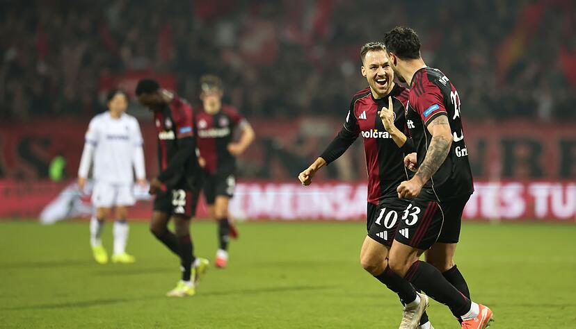 Julian Justvan (l) er&ouml;ffnet den N&uuml;rnberger Torreigen.