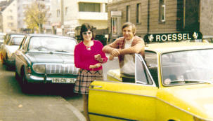 Immer locker, immer l&auml;ssig: Fahrlehrer Peter Richter mit seiner Fahrsch&uuml;lerin Marga Br&auml;uning im Jahre 1972 vor der Fahrschule Roessel. (Fotos: privat)