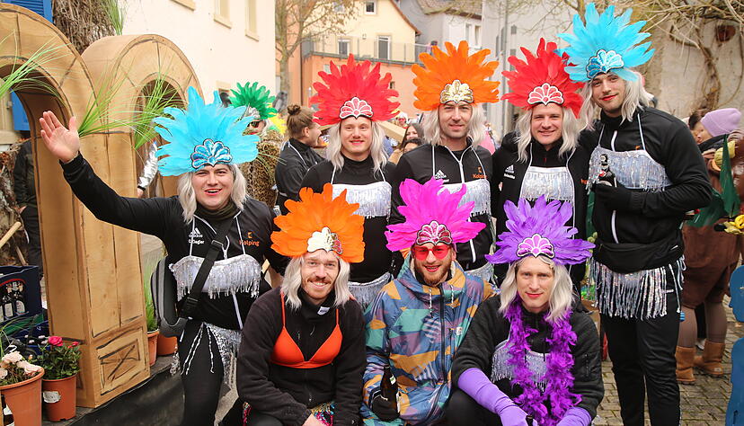 Mit viel Liebe zum Detail pr&auml;sentieren Teilnehmer ihre fantasievollen Kost&uuml;me.