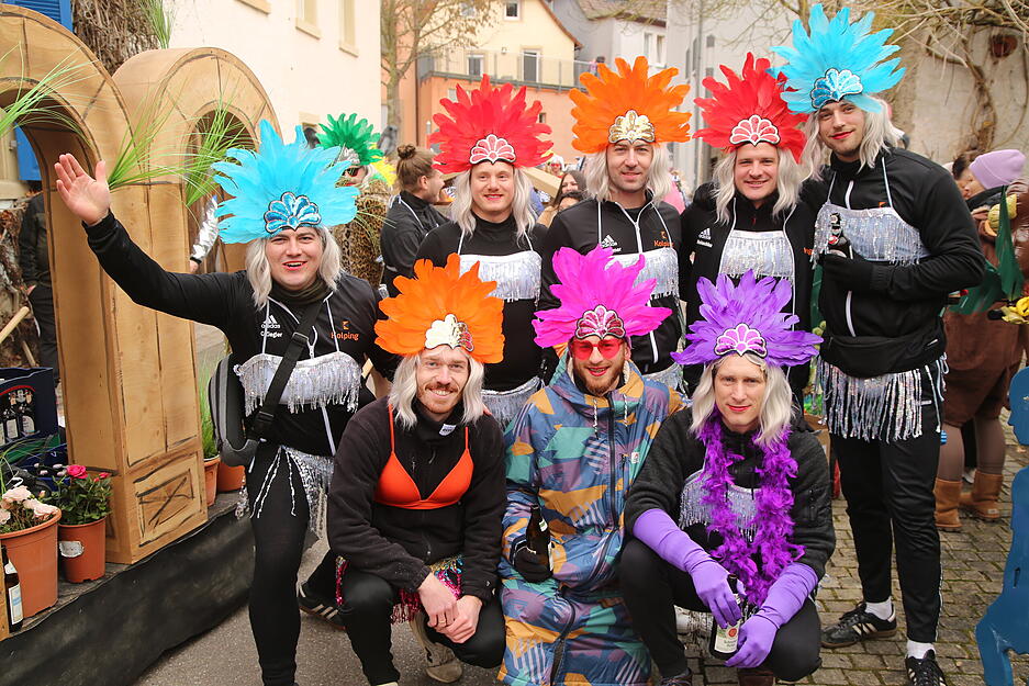 Mit viel Liebe zum Detail pr&auml;sentieren Teilnehmer ihre fantasievollen Kost&uuml;me.