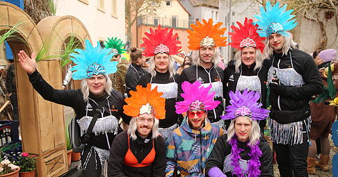 Mit viel Liebe zum Detail pr&auml;sentieren Teilnehmer ihre fantasievollen Kost&uuml;me.