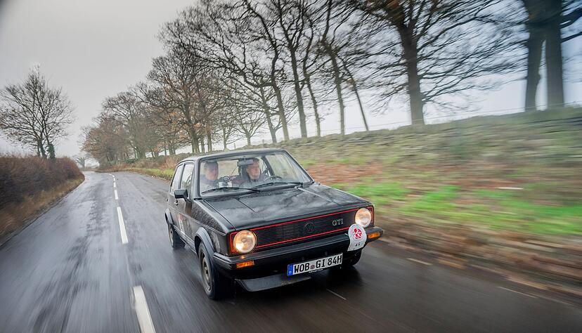 Erkennungszeichen GTI? Na klar der Schriftzug, aber auch der rote Rahmen um den Grill hebt den Sportler vom Normalo ab.