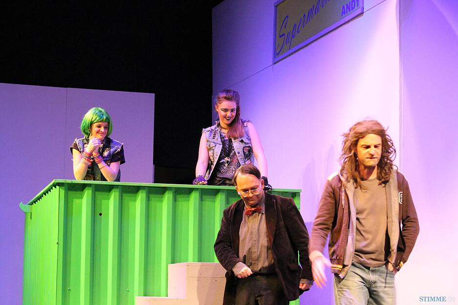 "Ab in den Container": Theater in Hollenbach |