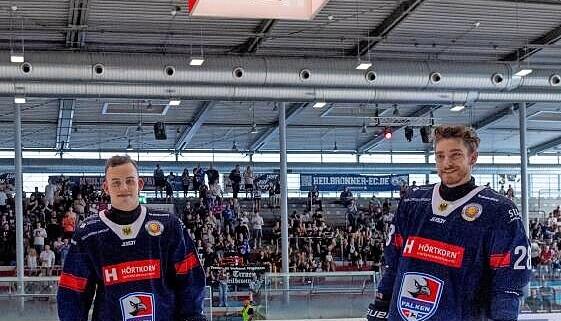 Alle Spieler, hier Malte Krenzlin (li.) und Lars Schiller, wurden vorgestellt. Alle Spieler, hier Malte Krenzlin (li.) und Lars Schiller, wurden vorgestellt.