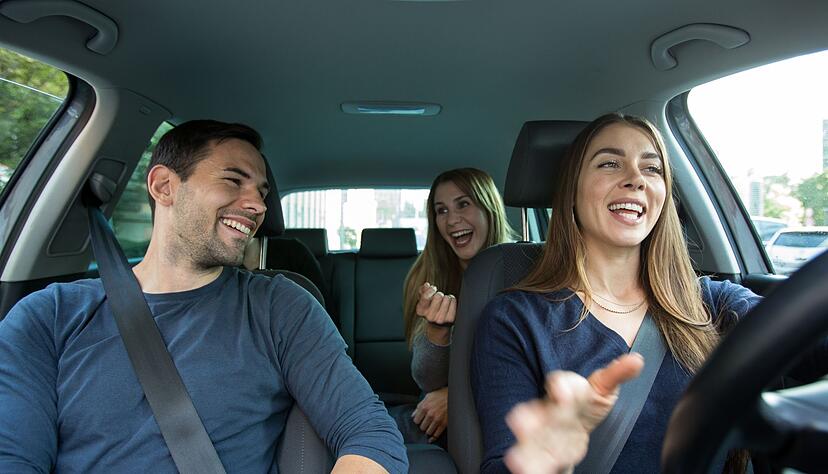 Ablenkung kommt nicht nur vom Smartphone. Auch Stress, Zeitdruck oder intensive Gespr&auml;che im Auto k&ouml;nnen gef&auml;hrlich werden.