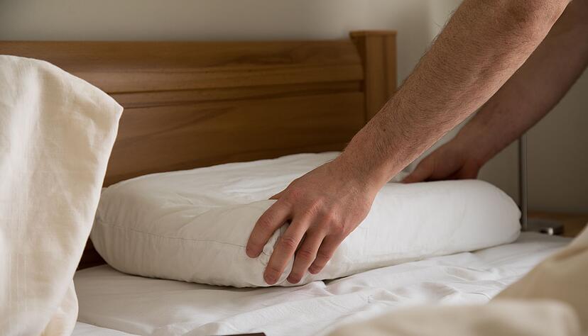 Spezielle Nackenstützkissen haben meist das Format 40 x 80 Zentimeter. Vorteil daran: Die Schultern liegen nicht auf, was vor Verspannungen schützt. Spezielle Nackenstützkissen haben meist das Format 40 x 80 Zentimeter. Vorteil daran: Die Schultern liegen nicht auf, was vor Verspannungen schützt.