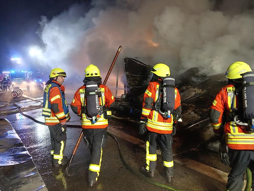 Rund 50 Einsatzkr&auml;fte der Feuerwehr Bad Rappenau k&auml;mpften gegen die Flammen.