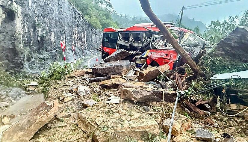 Im vorderen Teil des Busses wurden viele Passagiere eingeklemmt.
