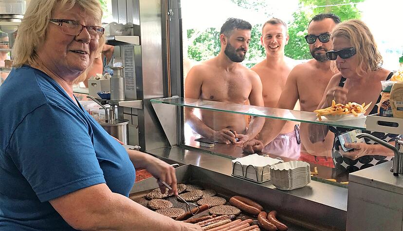 Ina Jäger arbeitet seit vielen Jahren im Kiosk am Breitenauer See. Unter der Woche ist ab 17 Uhr so richtig viel los. Dann werden Würste im Akkord gebrutzelt − bei den derzeitigen Temperaturen nicht gerade eine vergnügungssteuerpflichtige Arbeit. Ina Jäger arbeitet seit vielen Jahren im Kiosk am Breitenauer See. Unter der Woche ist ab 17 Uhr so richtig viel los. Dann werden Würste im Akkord gebrutzelt − bei den derzeitigen Temperaturen nicht gerade eine vergnügungssteuerpflichtige Arbeit.