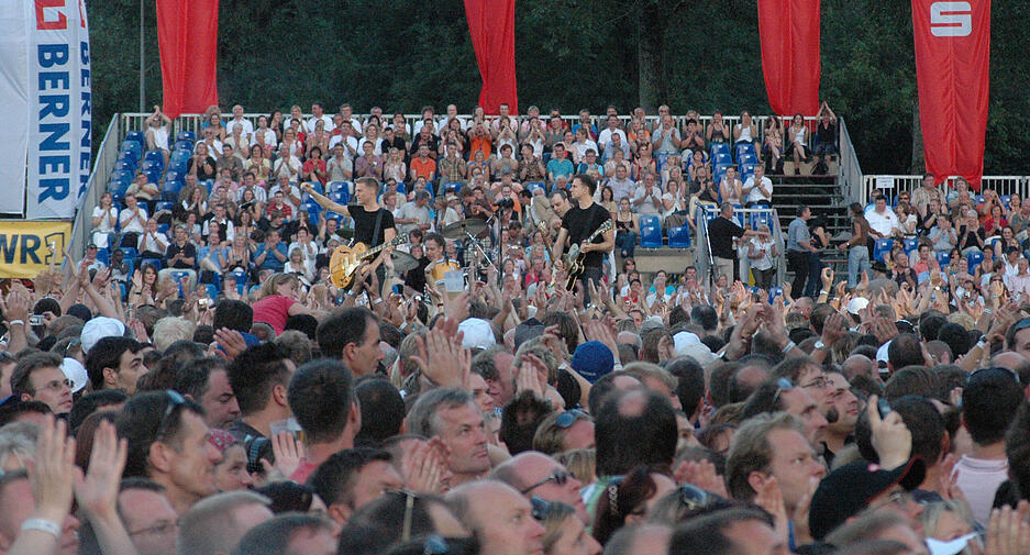 Mehr als 11.000 Konzertbesucher feiern 2007 mit Bryan Adams eine energiegeladene Rock’n’Roll-Party am Künzelsauer Kocherufer. 18 Jahre später kommt Bryan Adams erneut nach Künzelsau – dieses Mal zum Würth-Open-Air.