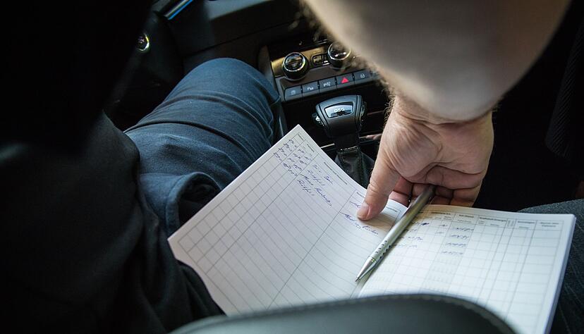 Regelm&auml;&szlig;ige Eintragungen - f&uuml;r manche l&auml;stig: Aber ein Fahrtenbuch f&uuml;hren zu m&uuml;ssen, kann zur Auflage werden.