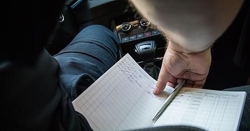 Regelm&auml;&szlig;ige Eintragungen - f&uuml;r manche l&auml;stig: Aber ein Fahrtenbuch f&uuml;hren zu m&uuml;ssen, kann zur Auflage werden.