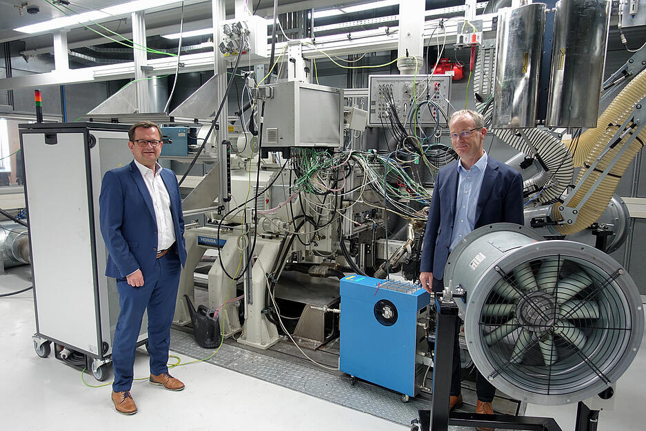 Stephan Reil, COO Technische Entwicklung am Standort Neckarsulm (links), und Dr. Michael Niemeyer, Leiter Pr&uuml;fwesen Antrieb Neckarsulm, in einer der Pr&uuml;fkabinen.