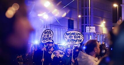 Teilnehmer der Initiative gegen Rechts demonstrieren gegen das Wahlergebnis der AfD bei den Landtagswahlen in Hessen.