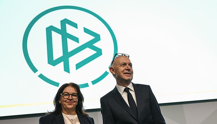 DFB-Präsident Bernd Neuendorf und Heike Ullrich: Der Verband wird in den Fußball der Frauen investieren. (Archivbild)