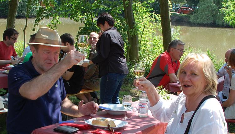 Die Besucher genießen edle Tropfen und gehobene Speisen in der idyllischen Landschaft am Mönchsbergsee.
Foto: Khattab Die Besucher genießen edle Tropfen und gehobene Speisen in der idyllischen Landschaft am Mönchsbergsee.
Foto: Khattab