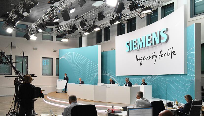 Wie in einem Fernsehstudio: An der Hauptversammlung von Siemens in diesem Jahr konnten Aktion&auml;re nur &uuml;bers Internet teilnehmen. Foto: dpa