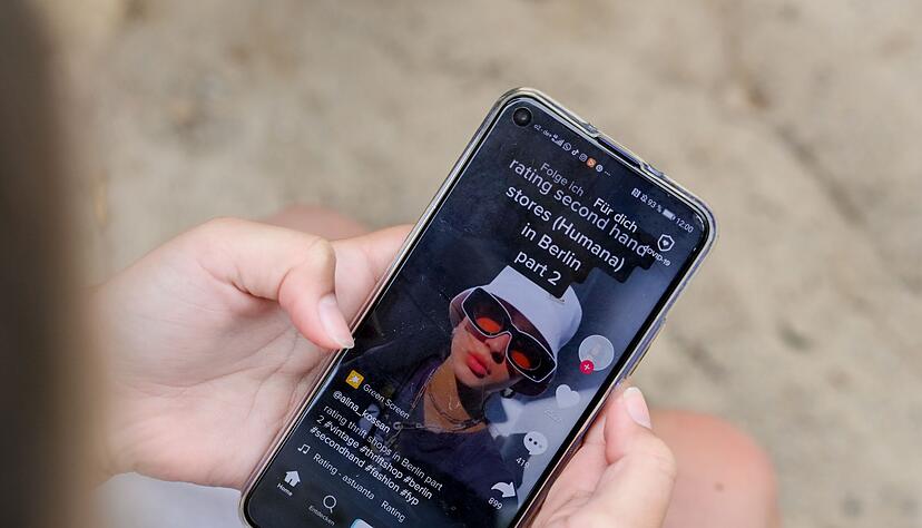 Junge Nutzer vergleichen sich mit Influencern, Freunden und den in sozialen Medien inszenierten Idealen. (Archivbild) Junge Nutzer vergleichen sich mit Influencern, Freunden und den in sozialen Medien inszenierten Idealen. (Archivbild)