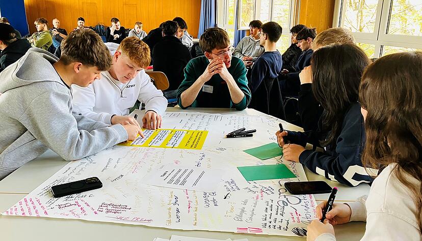 Bei der Jugendkonferenz in der Christian-Schmidt-Schule diskutierten die jungen Leute &uuml;ber Themen wie Zukunft und Politik.