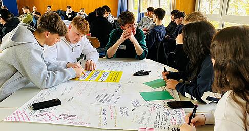 Bei der Jugendkonferenz in der Christian-Schmidt-Schule diskutierten die jungen Leute &uuml;ber Themen wie Zukunft und Politik.