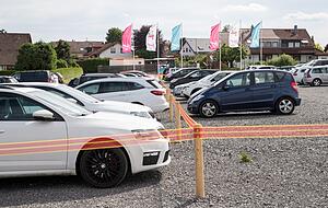 Vielleicht etwa zu gro&szlig; geraten? Der tempor&auml;re Parkplatz am Ortseingang aus Richtung Richen war am gut besuchten Samstag nur zu einem Sechstel belegt.