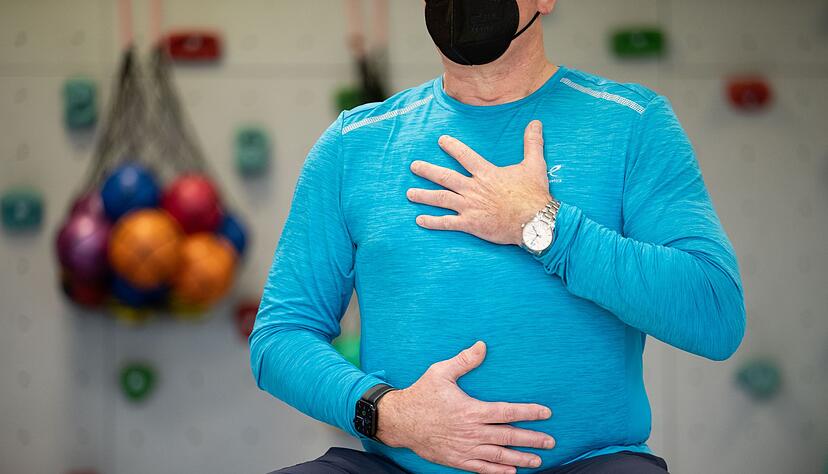Ein Long-Covid-Patient macht ein Atemtraining in einer Reha-Klinik.