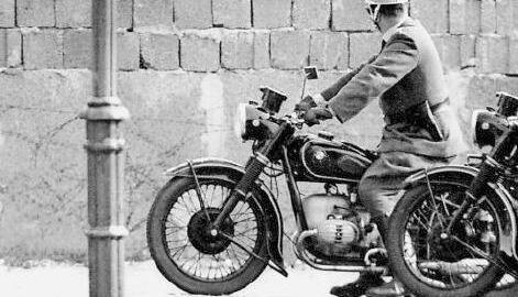 Das DDR-Regime l&auml;sst eine Mauer mitten durch Berlin errichten.