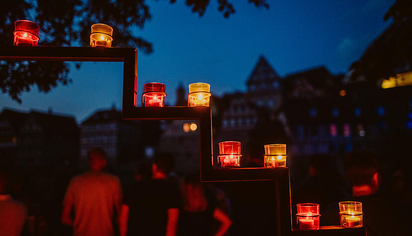 In Schw&auml;bisch Hall beleuchten tausende Lichter die Innenstadt entlang des Kochers.