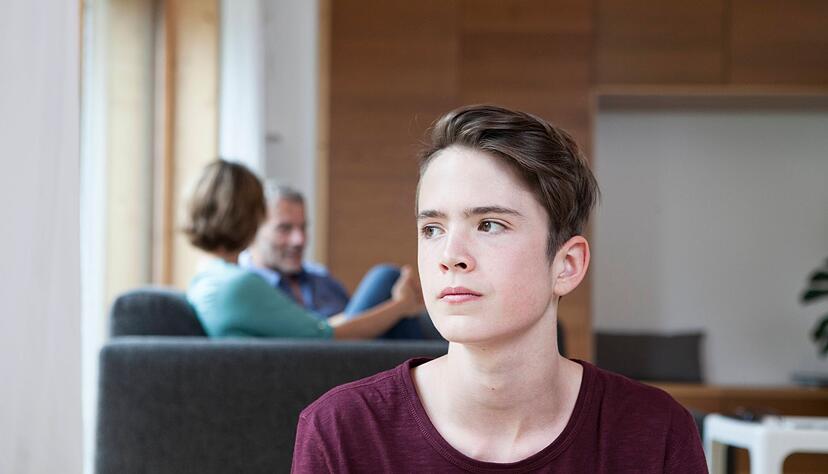 Handy- oder Computerverbot? Beim wunden Punkt Medienkonsum schlagen Experten einen Medienvertrag zwischen Eltern und Kind vor.