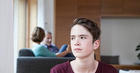 Handy- oder Computerverbot? Beim wunden Punkt Medienkonsum schlagen Experten einen Medienvertrag zwischen Eltern und Kind vor. Handy- oder Computerverbot? Beim wunden Punkt Medienkonsum schlagen Experten einen Medienvertrag zwischen Eltern und Kind vor.