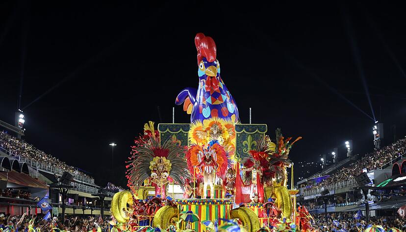 T&auml;nzerinnen und T&auml;nzer der Sambaschule &laquo;Inocentes de Belford Roxo&raquo; treten im Sambodrom auf.