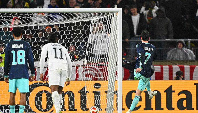 Kai Havertz (r) verwandelt den Handelfmeter. Kai Havertz (r) verwandelt den Handelfmeter.