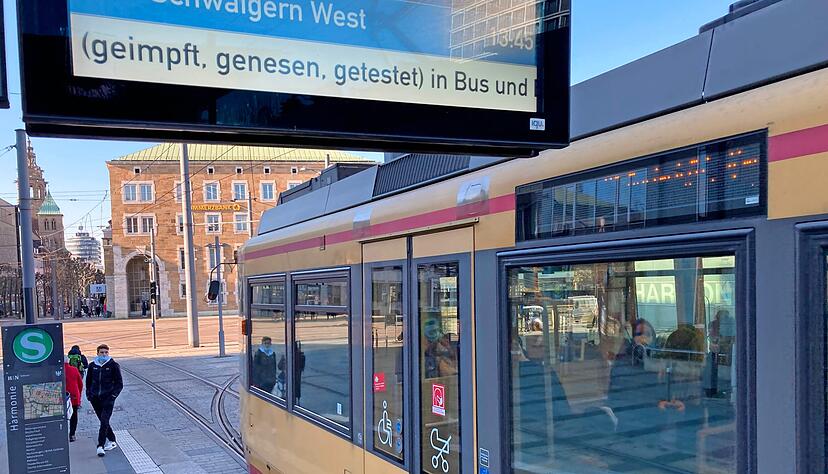 An den Anzeigetafeln sind die neuen Regeln zu lesen, wie hier an der Stadtbahn-Haltestelle Harmonie in Heilbronn.
Foto: Adrian Hoffmann