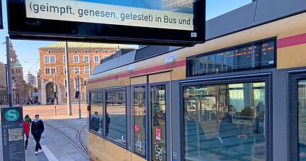 An den Anzeigetafeln sind die neuen Regeln zu lesen, wie hier an der Stadtbahn-Haltestelle Harmonie in Heilbronn.
Foto: Adrian Hoffmann