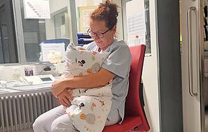 Kinderkrankenschwester Irina Reiß hält auf der Wochenstation im Krankenhaus Öhringen ein Neugeborenes im Arm. Der kleine Junge ist erst wenige Stunden alt. Für sie gibt es keinen schöneren Beruf. Kinderkrankenschwester Irina Reiß hält auf der Wochenstation im Krankenhaus Öhringen ein Neugeborenes im Arm. Der kleine Junge ist erst wenige Stunden alt. Für sie gibt es keinen schöneren Beruf.