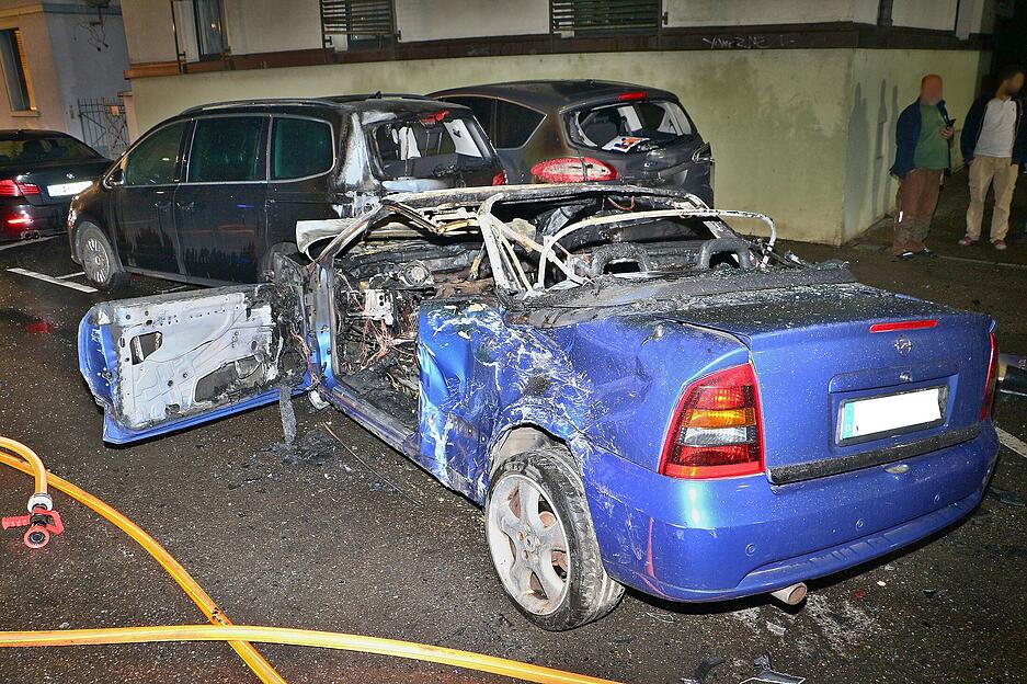 Offenbar befuhr ein blaues Opel Astra Cabrio die Friedrichstra&szlig;e in Richtung Autobahn, verfolgt von der Polizei.